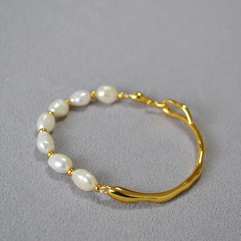 Romantic Gold Bracelet for Special Moments