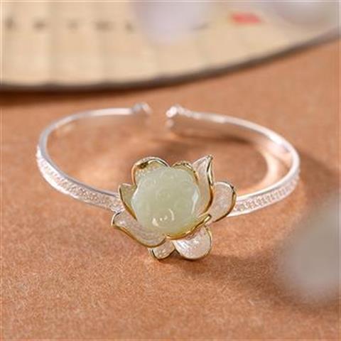 Romantic Gold Bracelet for Special Moments