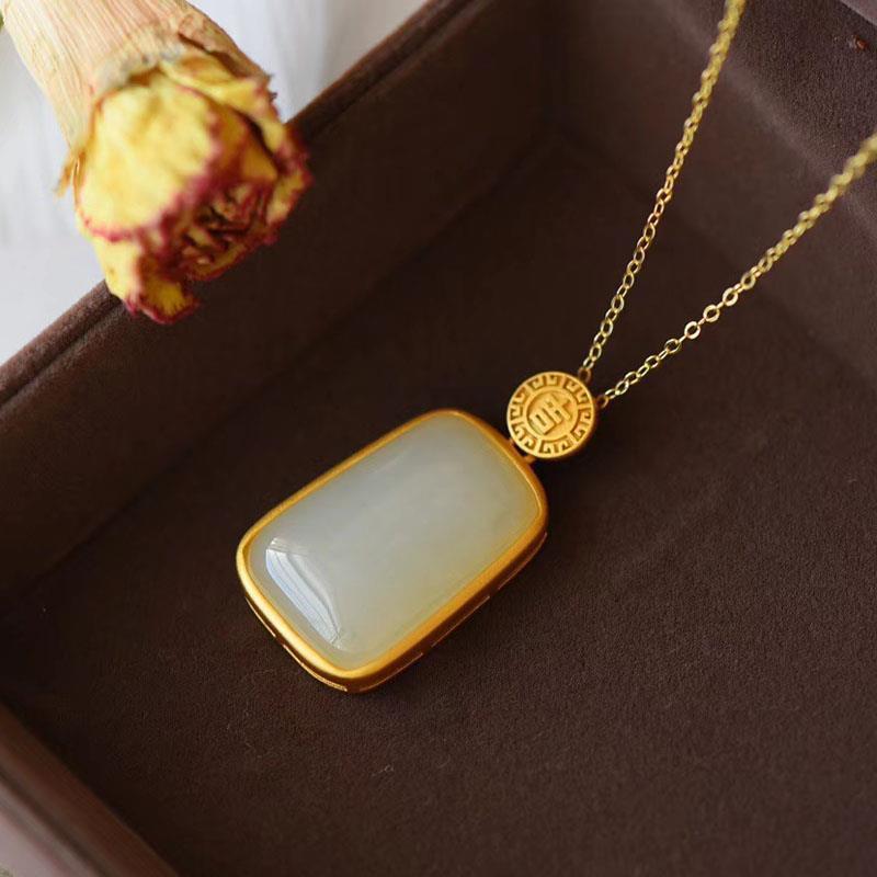 Classic Gold Pendant with Timeless Appeal