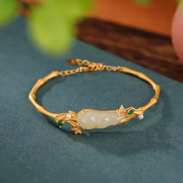 Romantic Gold Bracelet for Special Moments