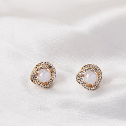 Classic Pearl Earring with Timeless Appeal