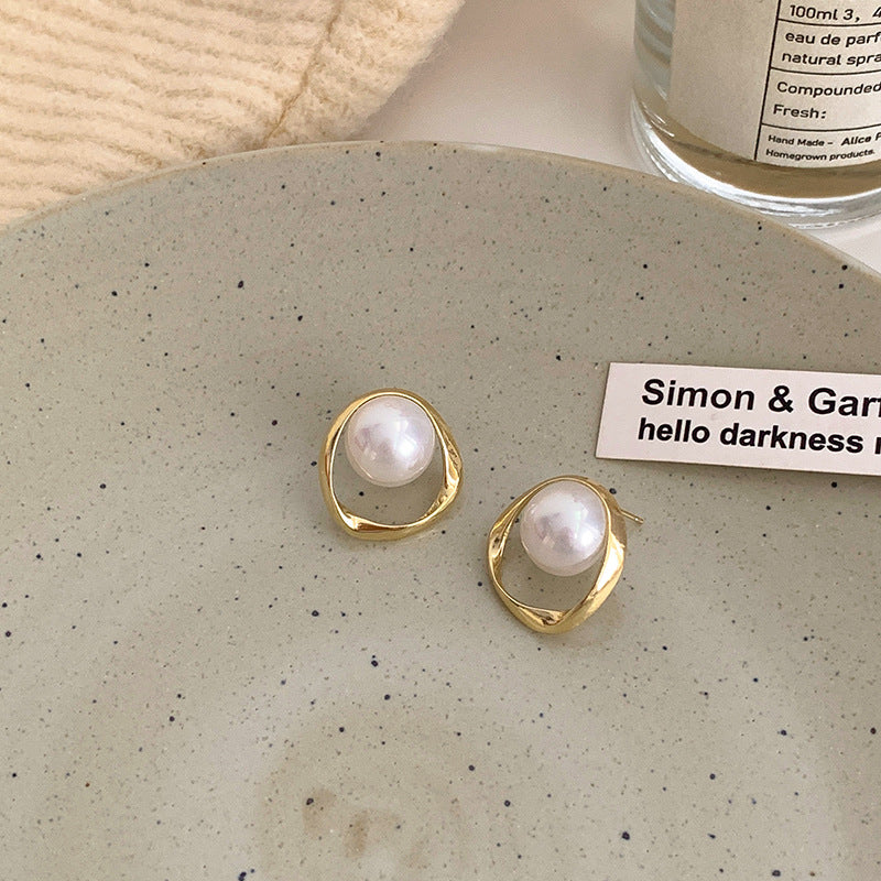 Classic Pearl Earring with Timeless Appeal