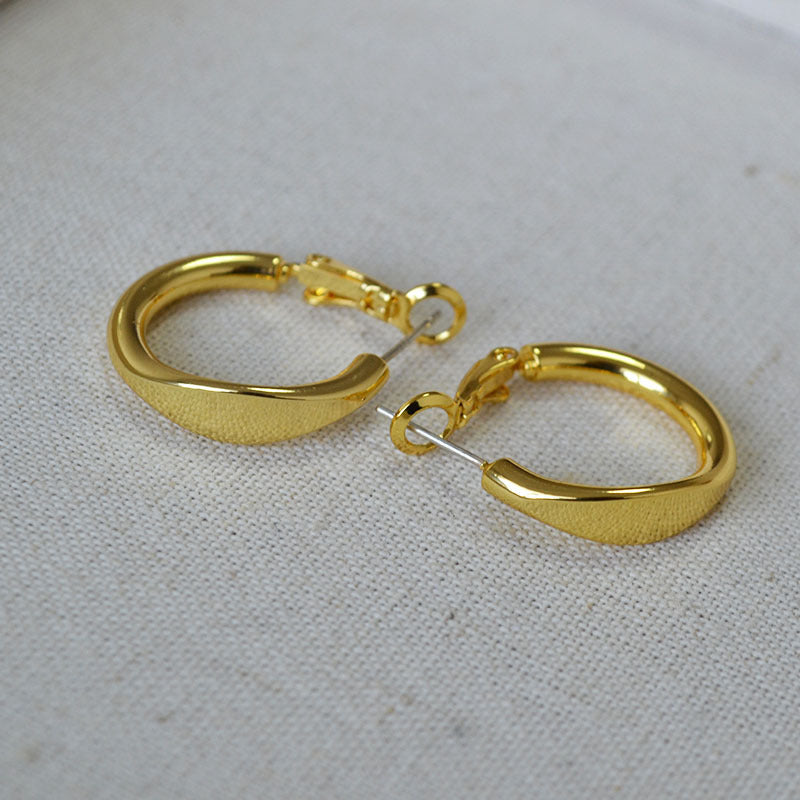 Charming Silver Earring for Any Occasion
