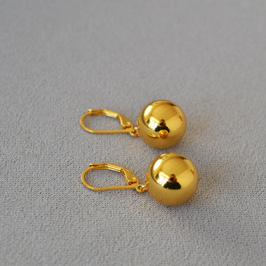Classic Gold Earring with Timeless Appeal