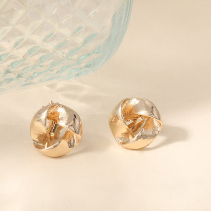 Classic Gold Earring with Timeless Appeal