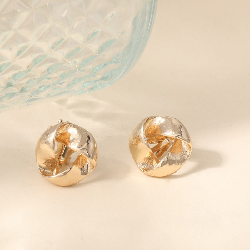 Classic Gold Earring with Timeless Appeal