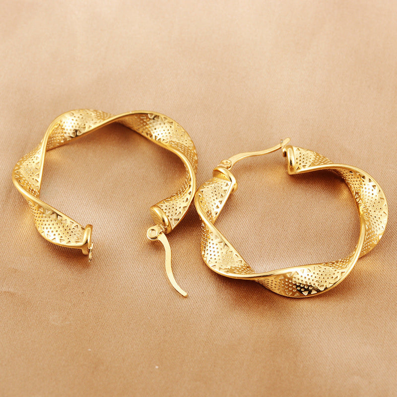 Classic Gold Earring with Timeless Appeal