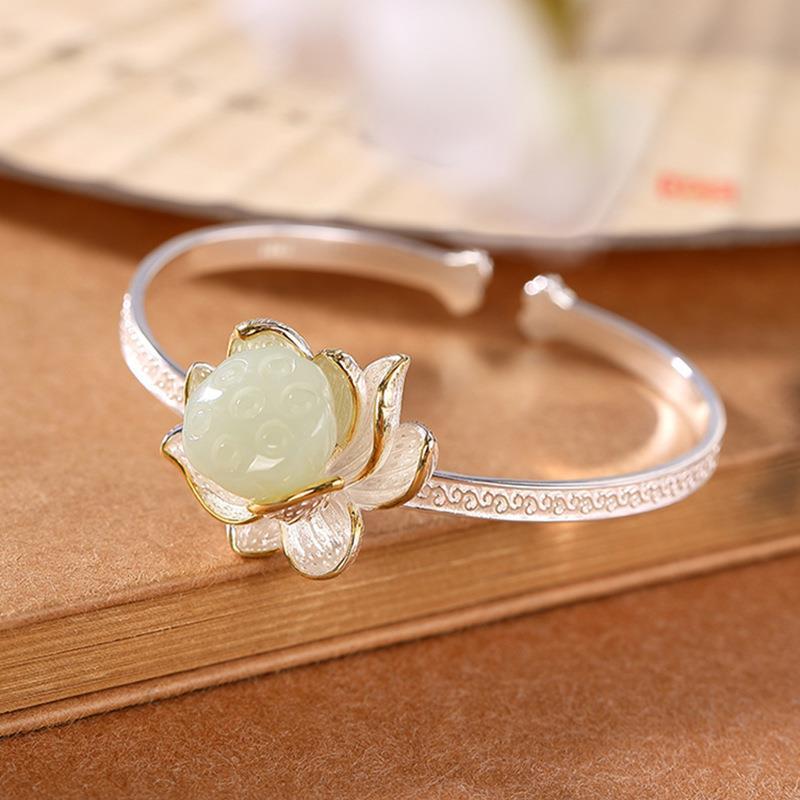 Romantic Gold Bracelet for Special Moments