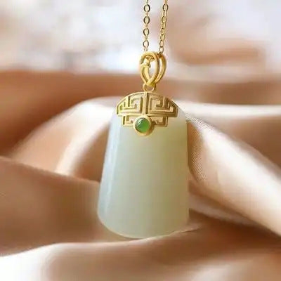 Classic Silver Necklace with Timeless Appeal