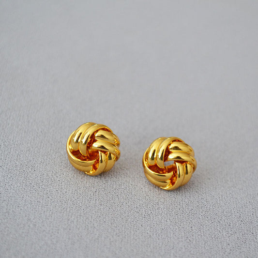 Charming Gold Earring for Any Occasion