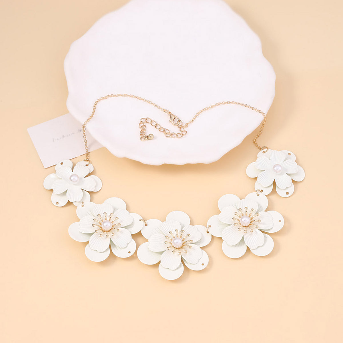 Beautiful Pearl Necklace with Unique Style