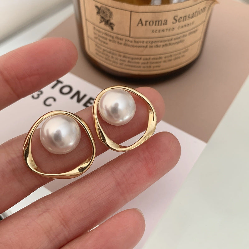 Classic Pearl Earring with Timeless Appeal