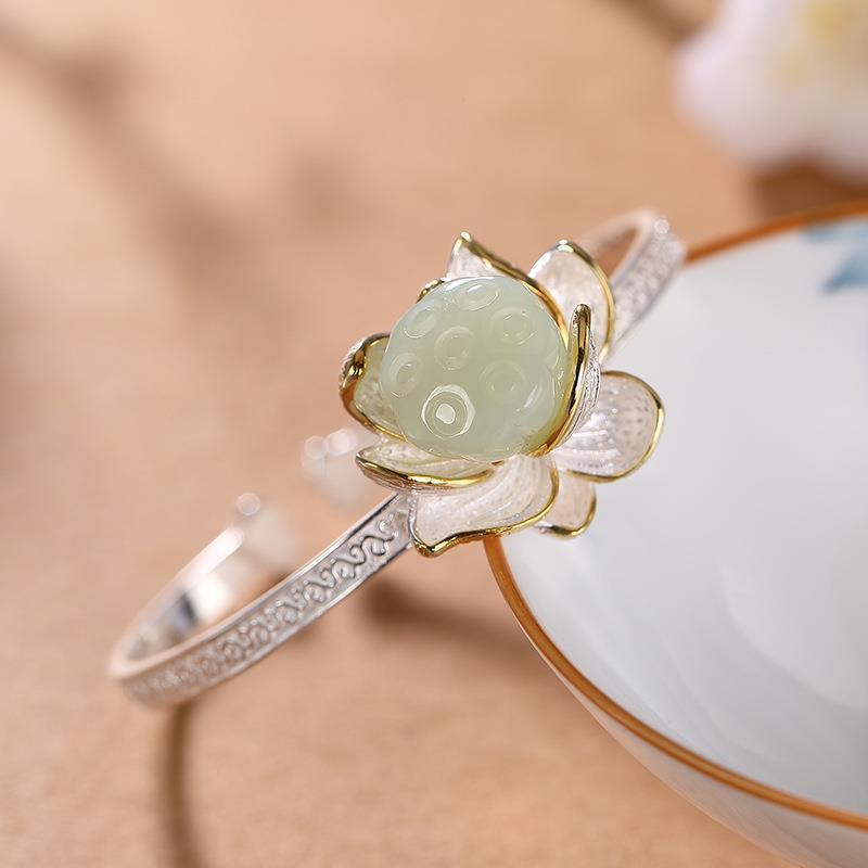 Romantic Gold Bracelet for Special Moments
