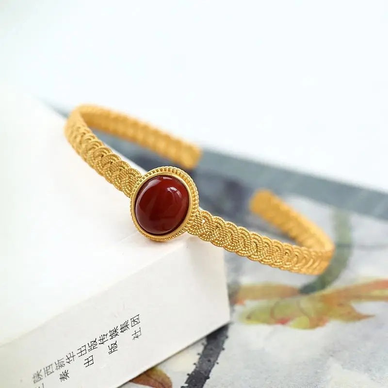 Charming Gold Bracelet for Any Occasion