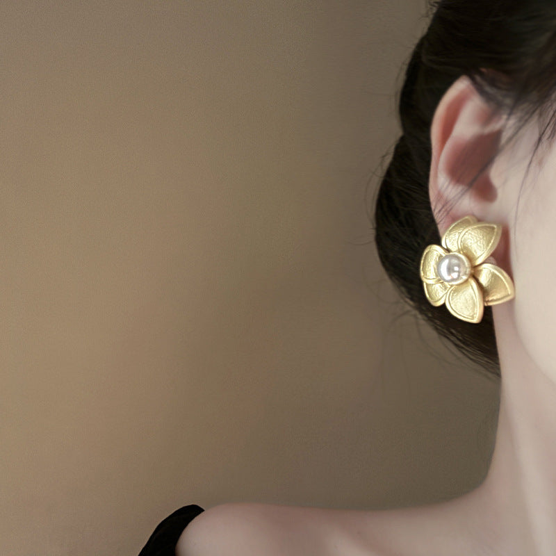 Romantic Pearl Earring for Special Moments