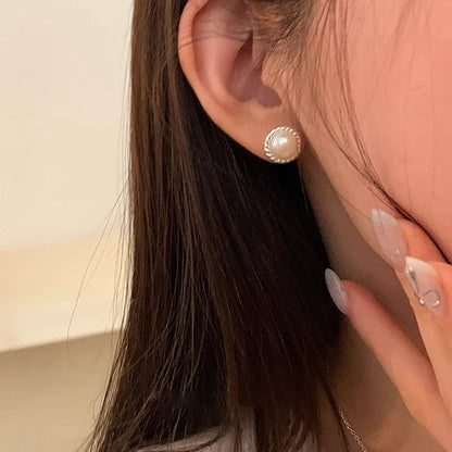 Charming Pearl Earring for Any Occasion