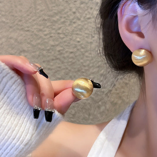Romantic Gold Earring for Special Moments