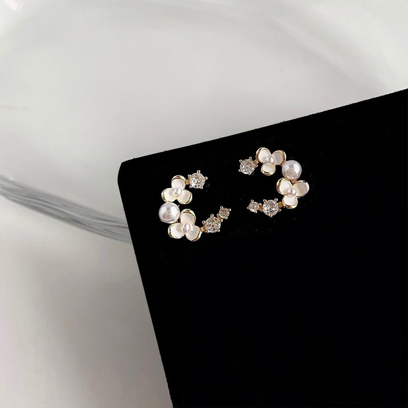 Beautiful Pearl Earring with Unique Style