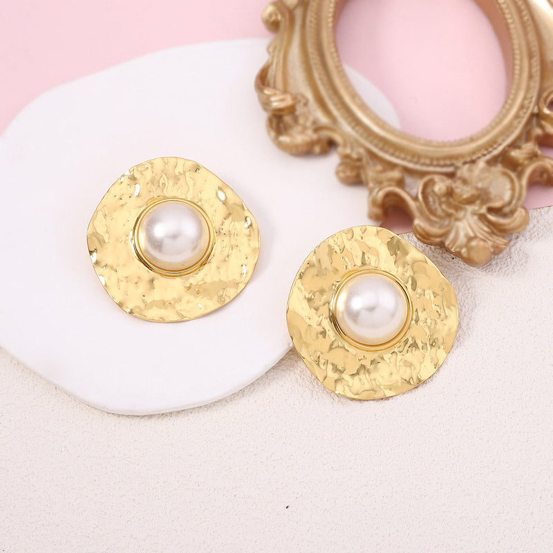 Classic Pearl Earring with Timeless Appeal