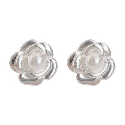 Classic Pearl Earring with Timeless Appeal
