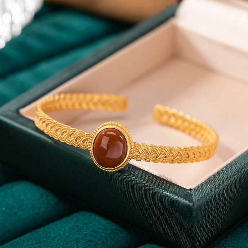 Charming Gold Bracelet for Any Occasion