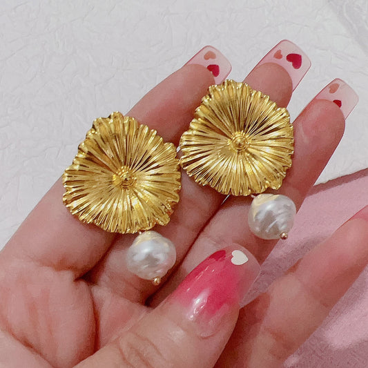 Romantic Gold Earring for Special Moments