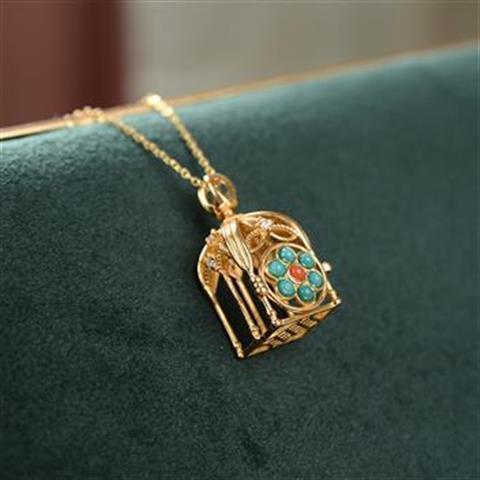 Beautiful Gold Necklace with Unique Style