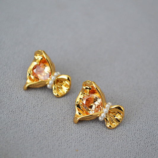 Charming Gold Earring for Any Occasion