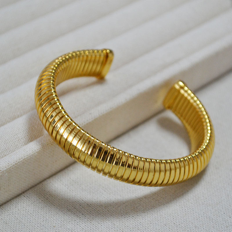 Classic Gold Bracelet with Timeless Appeal