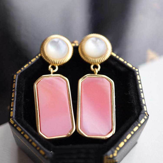 Classic Gold Earring with Timeless Appeal