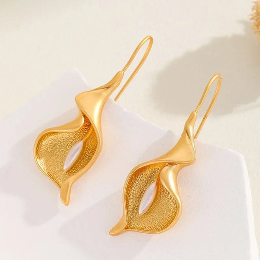 Romantic Gold Earring for Special Moments