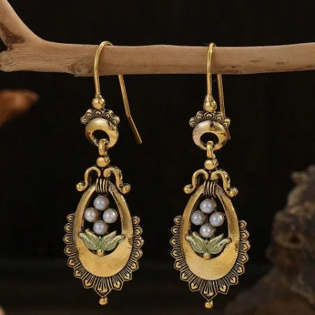 Classic Gold Earring with Timeless Appeal