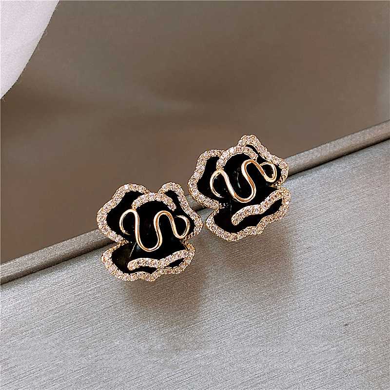 Beautiful Gold Earring with Unique Style
