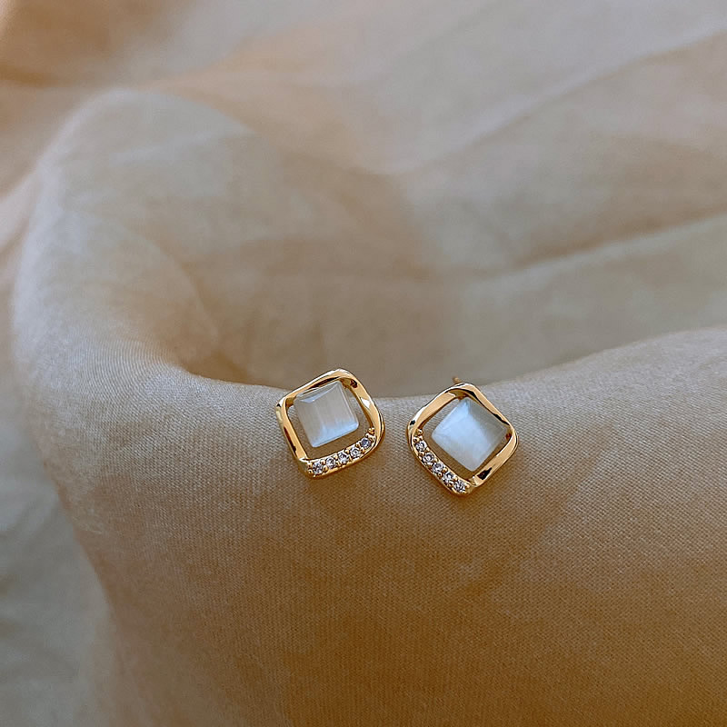 Beautiful Gold Earring with Unique Style