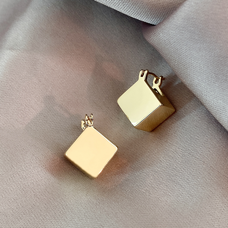 Beautiful Gold Earring with Unique Style