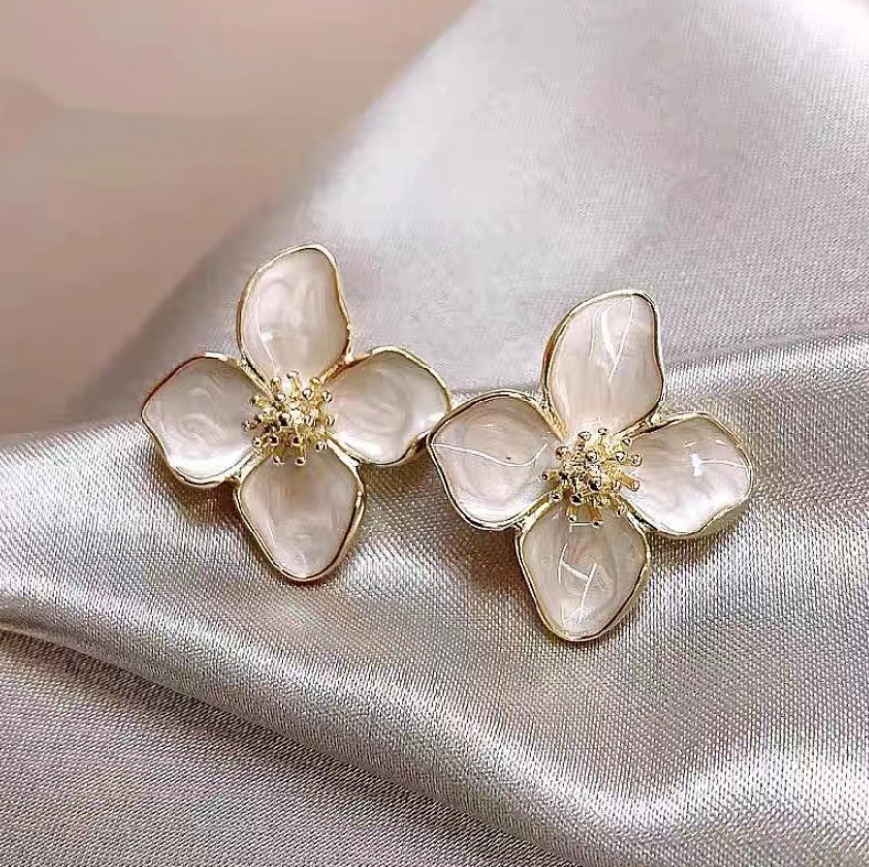 Beautiful Gold Earring with Unique Style