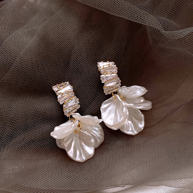 Elegant Gold Earring for Every Occasion