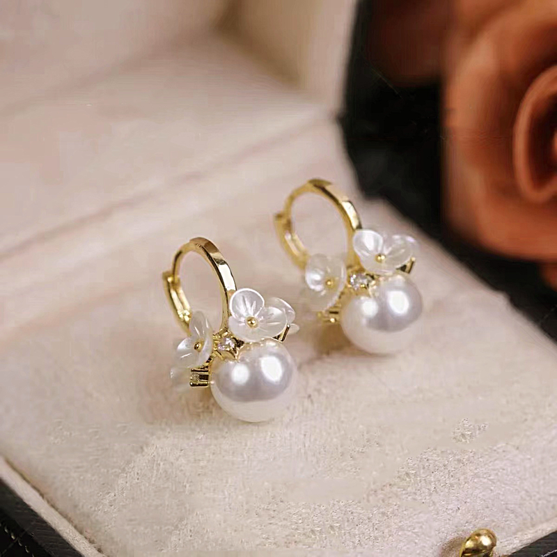 Beautiful Pearl Earring with Unique Style