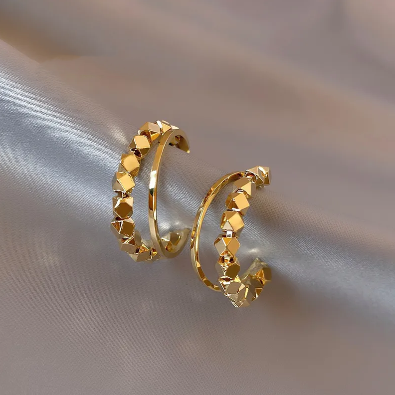 Classic Gold Earring with Timeless Appeal