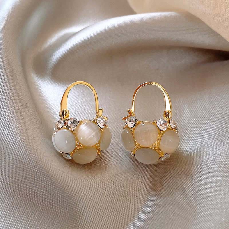 Beautiful Gold Earring with Unique Style