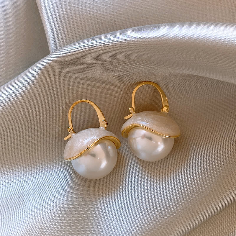 Beautiful Gold Earring with Unique Style