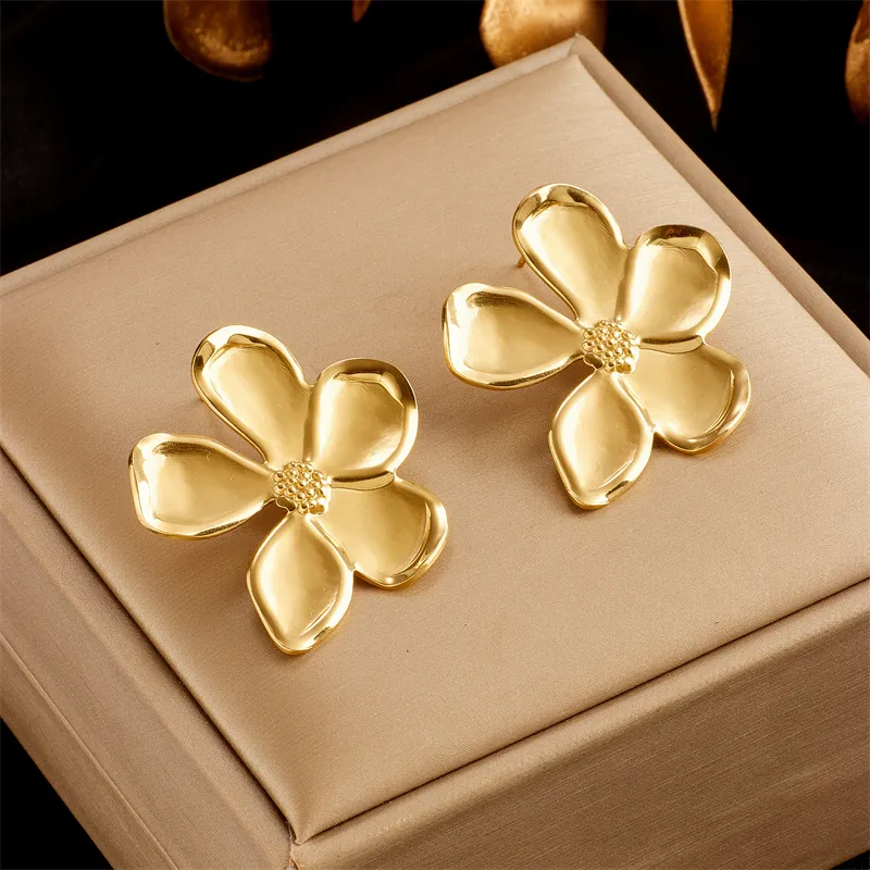 Charming Gold Earring for Any Occasion