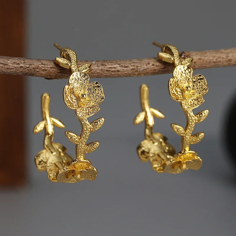 Charming Gold Earring for Any Occasion