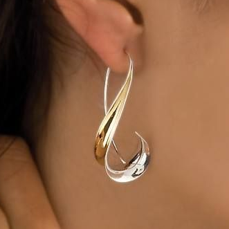 Beautiful Gold Earring with Unique Style