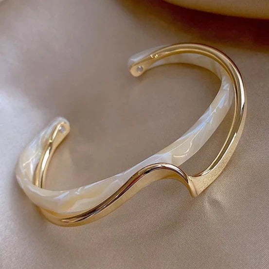 Romantic Gold Bracelet for Special Moments