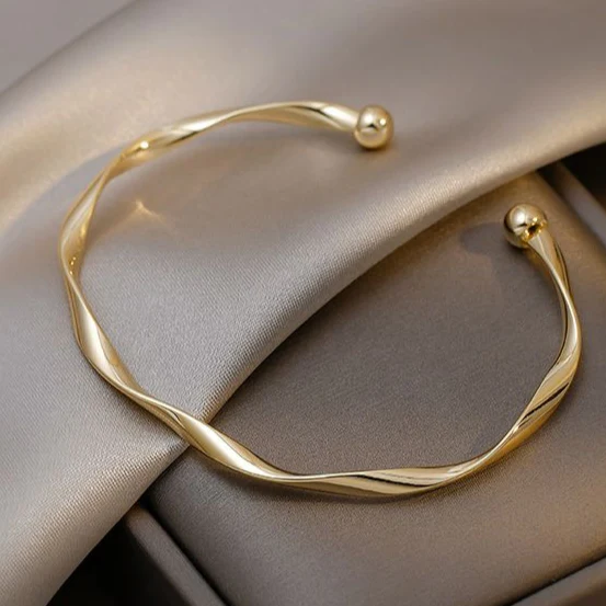 Charming Gold Bracelet for Any Occasion