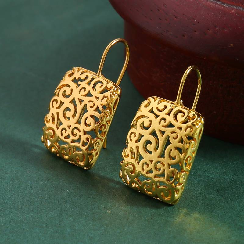 Elegant Gold Earring for Every Occasion