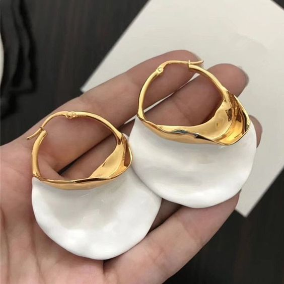 Classic Gold Earring with Timeless Appeal