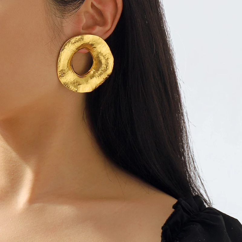Charming Gold Earring for Any Occasion