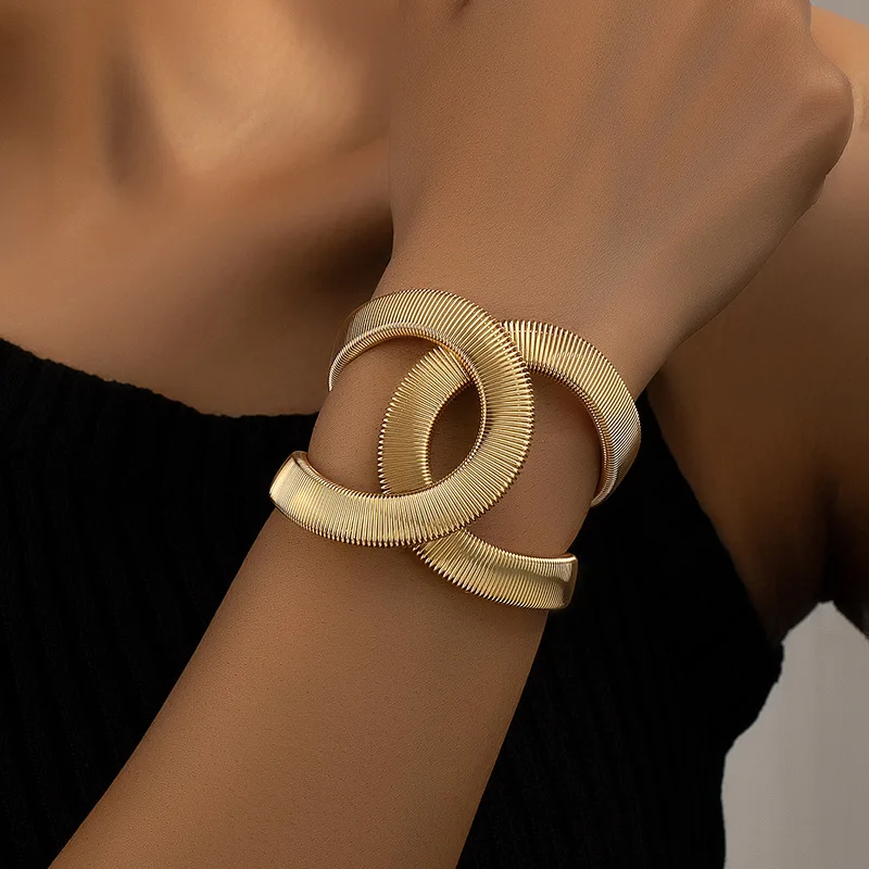 Charming Gold Bracelet for Any Occasion